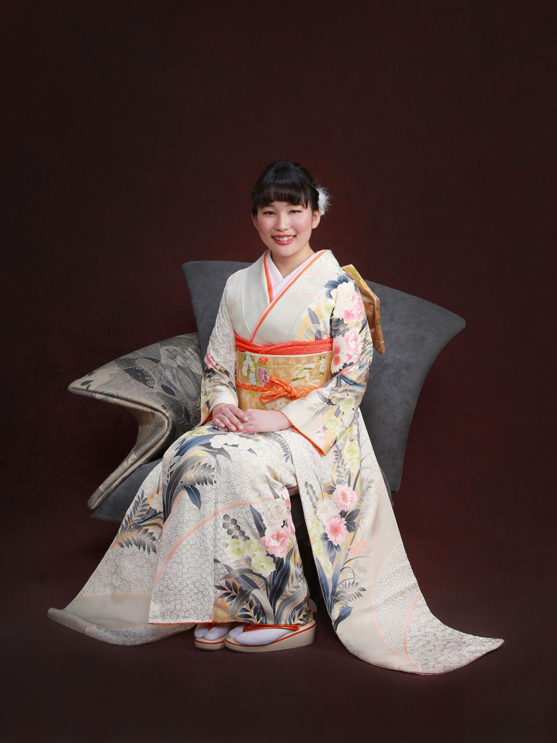白い振袖の女性の座り姿